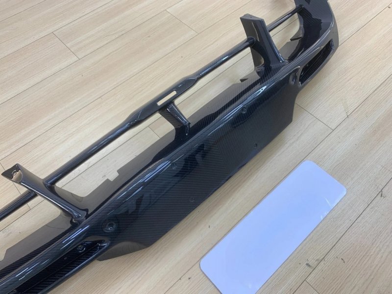 High Quality Fast Delivery Whole Sale Price Dry Carbon Fiber OEM Style Rear Middle Bumper Body Kits for 720S